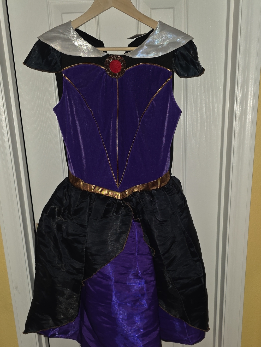 Disney Evil Queen Purple and Black Princess Costume with White Collar